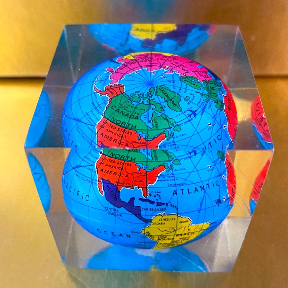 DESK PAPERWEIGHT WORLD GLOBE SPHERE IN ACRYLIC CUBE VINTAGE MINIATURE SIZE 2”